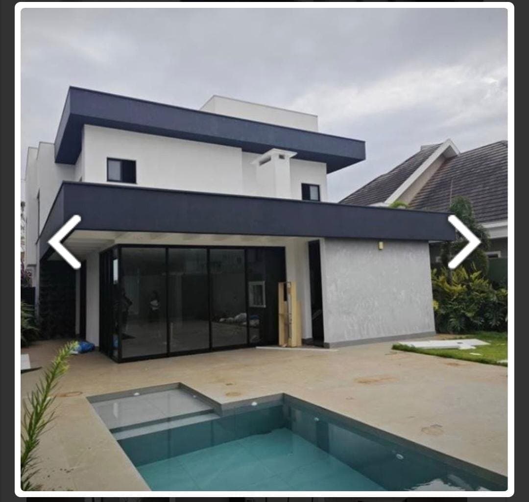 Casa de alto padrão com piscina em condomínio — Mansão Foz