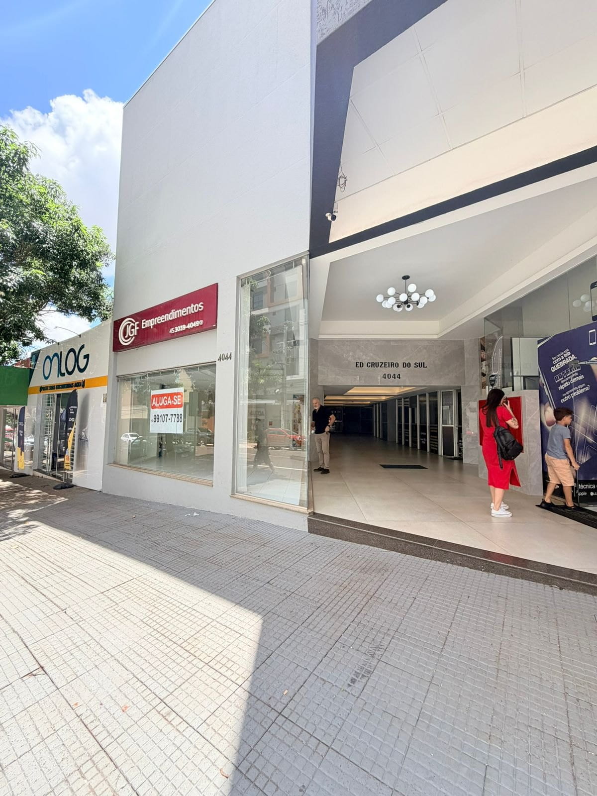 Sala comercial duplex com vitrine em Souza Naves — foto 1 de 11